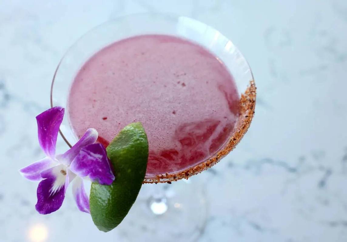 El coctel Put the Lime in the Watermelon se muestra en Laguna Pool House & Kitchen en Palms Pla ...