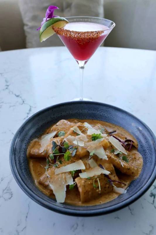 Paccheri alla Vodka pasta y Put the Lime in the Watermelon cóctel se muestran en Laguna Pool H ...