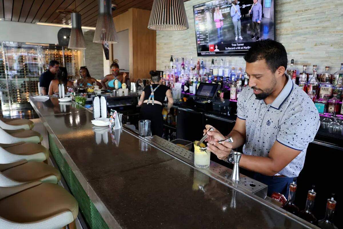 El gerente Nick Vasquez prepara un coctel de la firma On Island Time en Laguna Pool House & Kit ...