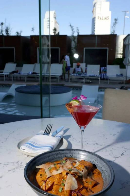 Paccheri alla Vodka pasta y Put the Lime in the Watermelon coctel se muestran en Laguna Pool Ho ...