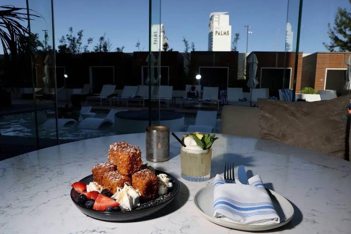 Tostadas francesas Challah y un coctel de la firma On Island Time en Laguna Pool House & Kitche ...