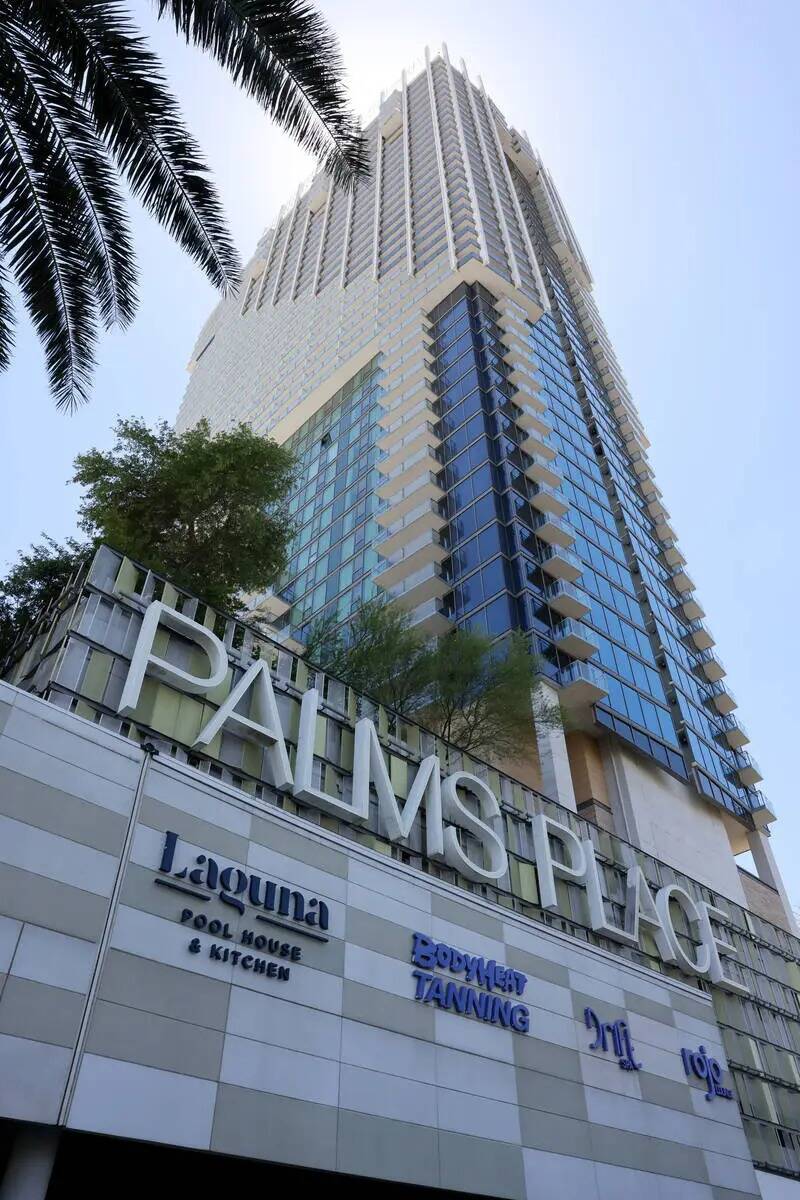 La torre Palms Place, sede de Laguna Pool House & Kitchen, en Las Vegas el viernes 7 de julio d ...