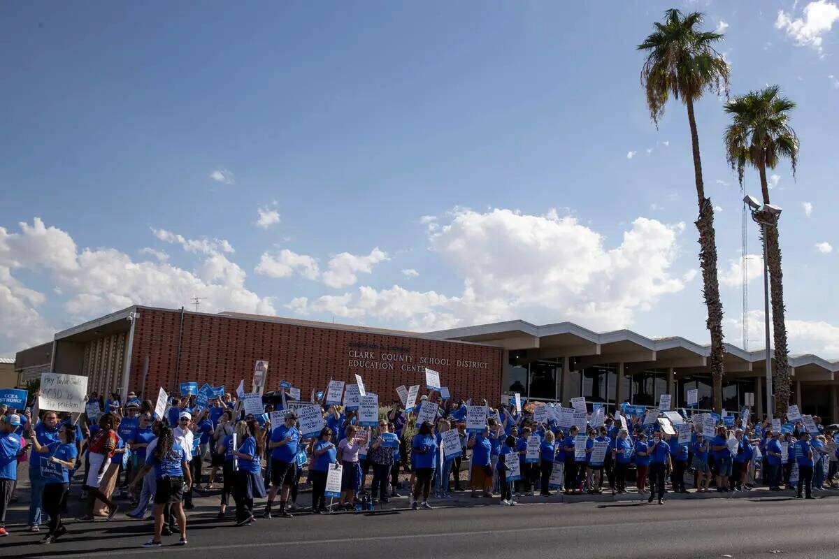 Miles de miembros del sindicato de maestros de la Asociación de Educación del Condado Clark p ...