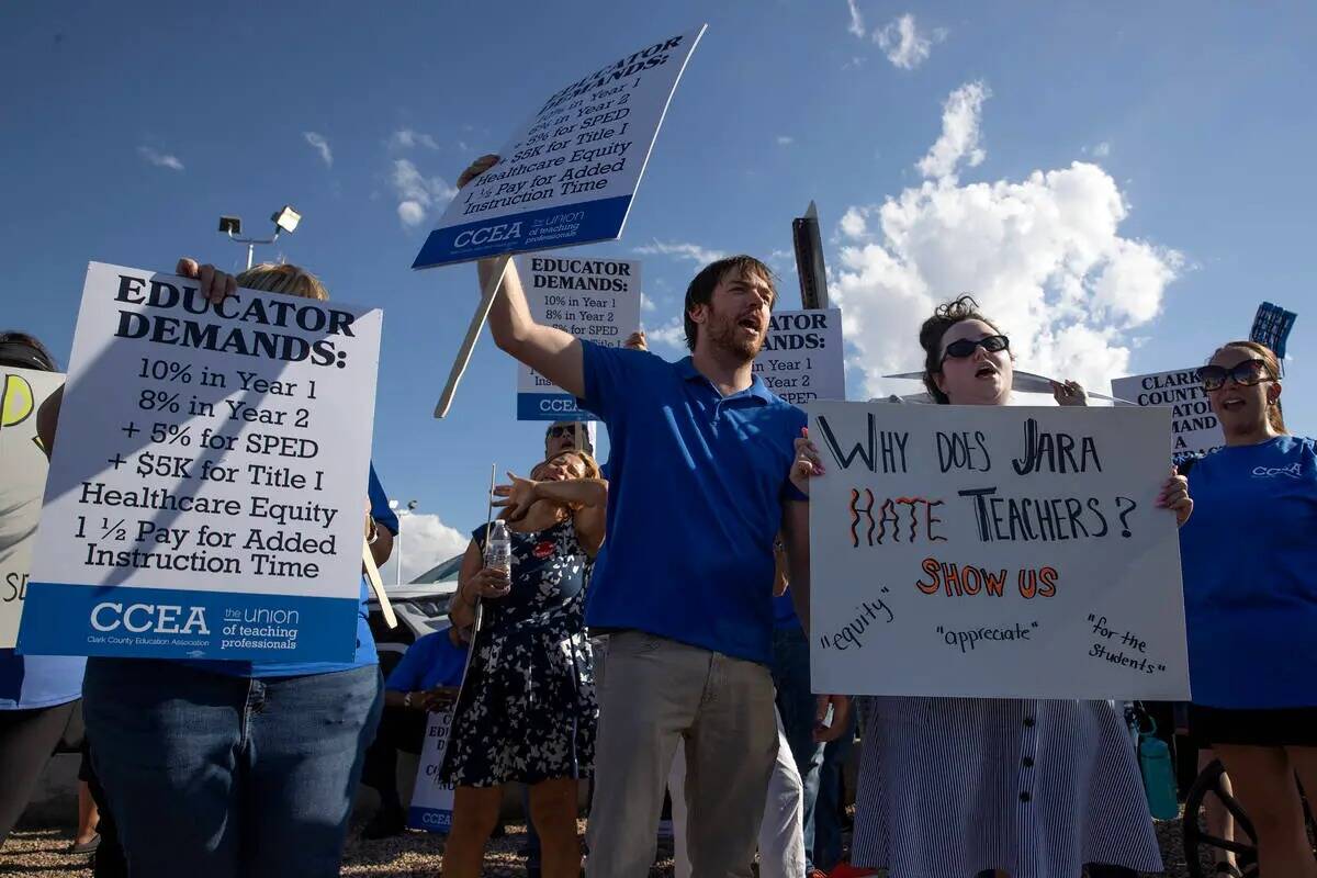 Miembros del sindicato de maestros de la Asociación de Educación del Condado Clark protestan ...