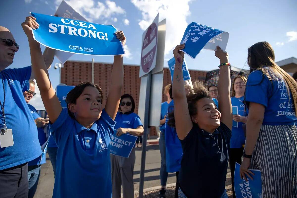 Los estudiantes de CCSD Preston Hensley, 10, izquierda, y Lynkin Smith, nueve, protestan con su ...