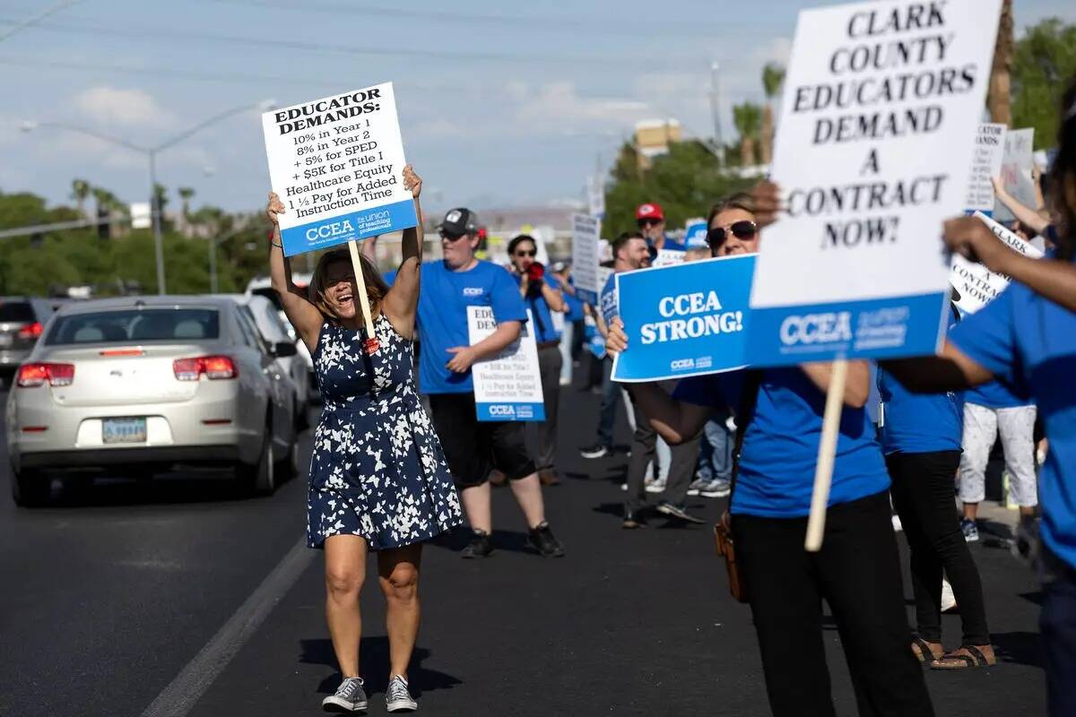 Miembros del sindicato de maestros Asociación de Educación del Condado Clark protestan fuera ...
