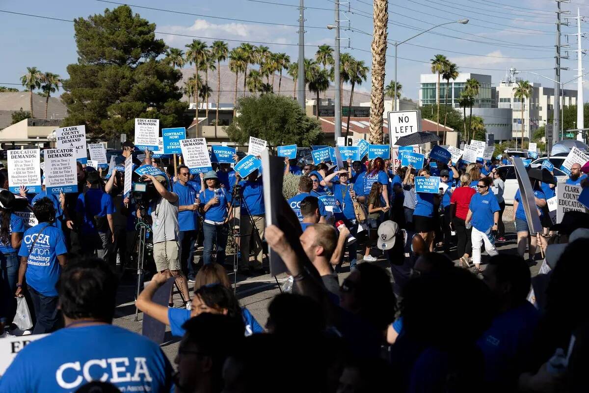 Miembros del sindicato de maestros Asociación de Educación del Condado Clark protestan fuera ...