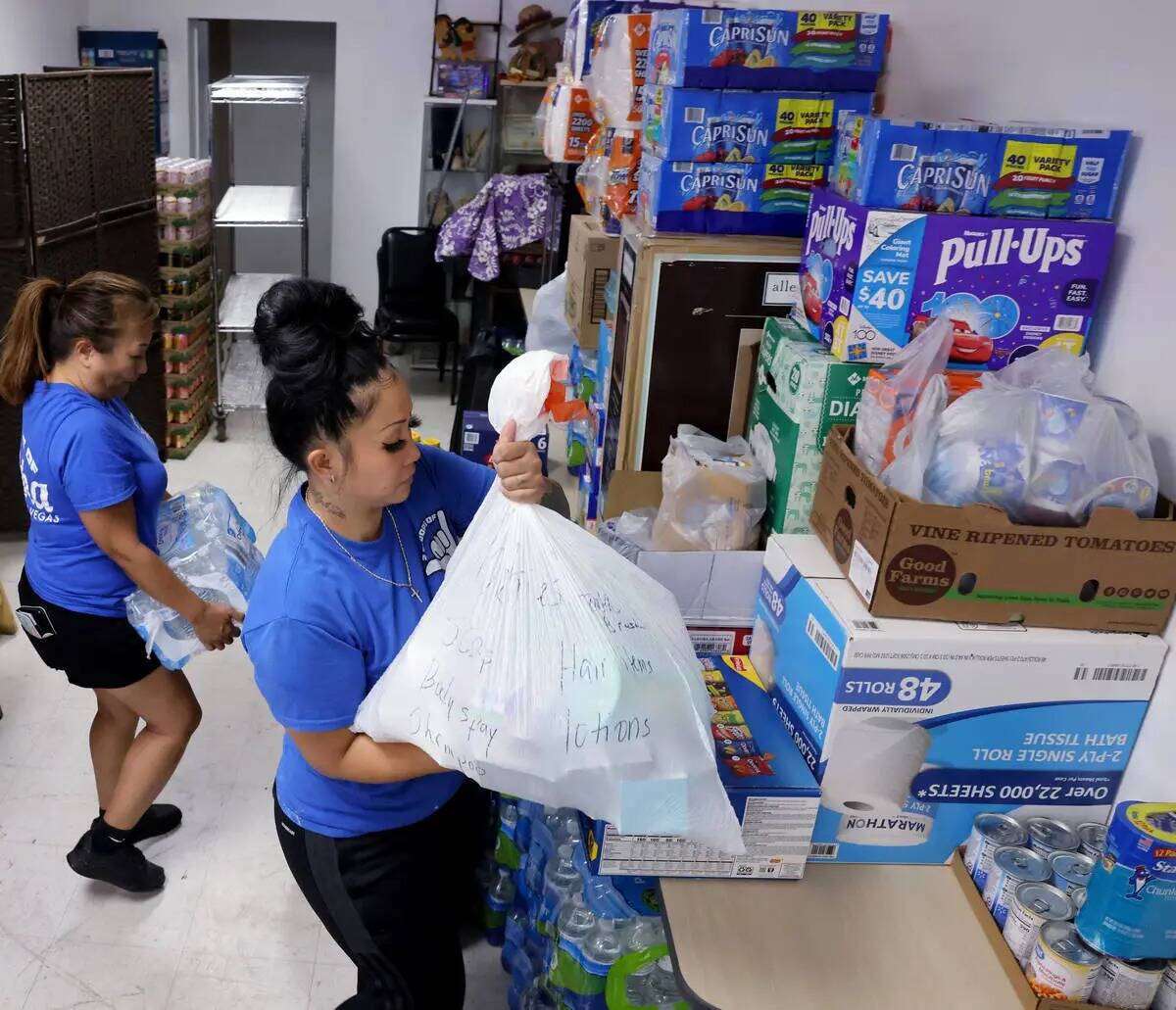 Shanice Walter, a la derecha, y su madre Shai Walter organizan donaciones para las víctimas de ...