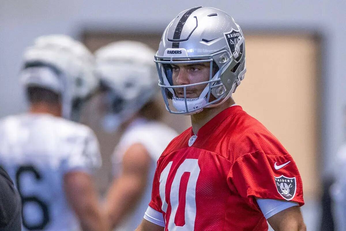 El quarterback de los Raiders Jimmy Garoppolo (10) observa durante el campamento de entrenamien ...