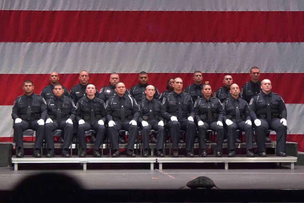 La generación de graduados de la Policía de North Las Vegas y de la Policía del CCSD esperan ...