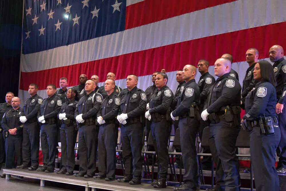 La generación de graduados de la Policía de North Las Vegas y de la Policía del CCSD posa co ...