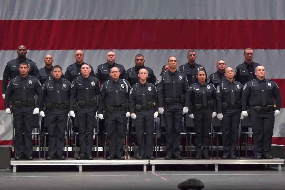La generación de graduados de la Policía de North Las Vegas y de la Policía del CCSD posa co ...