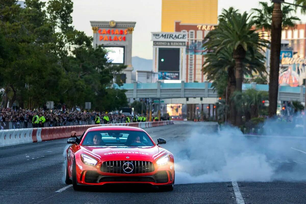 El piloto Lewis Hamilton prueba la pista con donas en un Mercedes antes de correr por el Strip ...