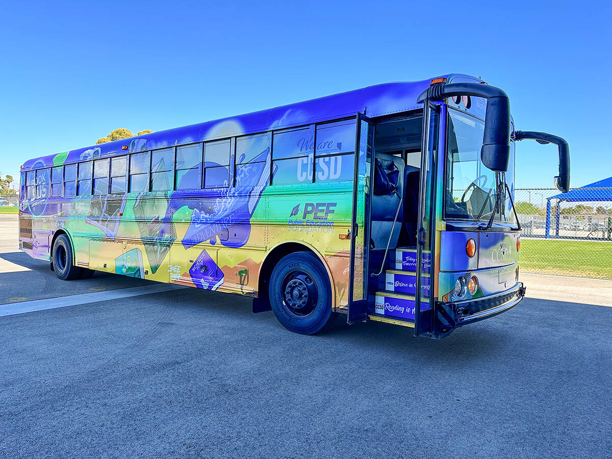 El “CCSDBook Bus” se presentó como parte de un evento en la escuela primaria J.M. Ullom el ...