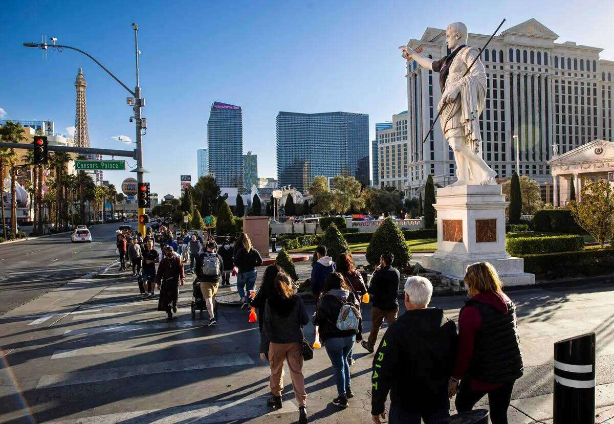 Peatones caminan por el Strip de Las Vegas fuera del Caesars Palace el martes 15 de febrero de ...