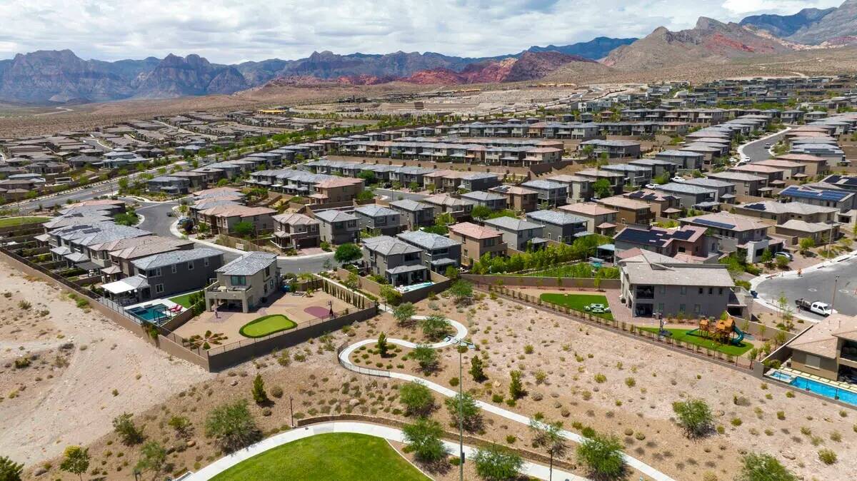 Una foto aérea muestra casas en Summerlin, cerca de Paseos Park, el miércoles 9 de agosto de ...