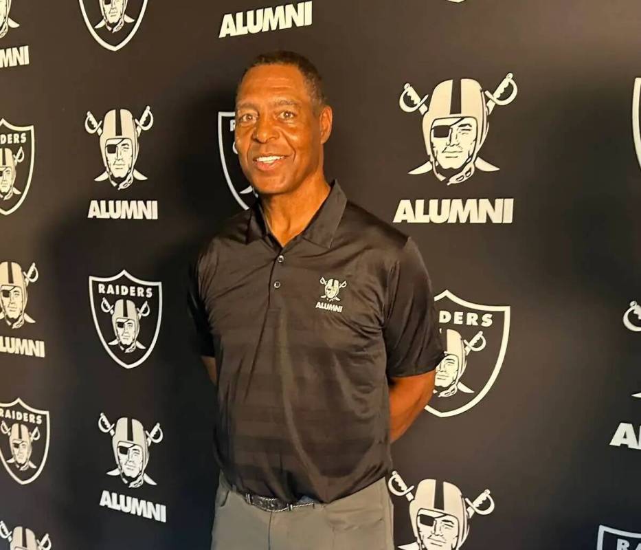 El ex running back de la NFL Marcus Allen en la alfombra de plata para ex jugadores "Once a Rai ...