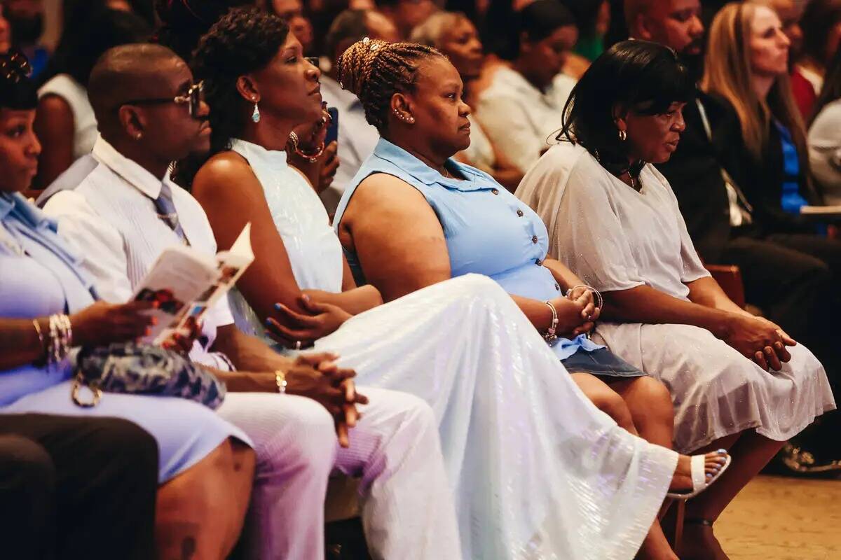 La familia de Jessica Rosalie Rhodes se sienta en primera fila durante un servicio de celebraci ...