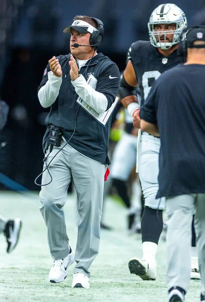 El entrenador de los Raiders Josh McDaniels celebra un touchdown sobre los San Francisco 49ers ...