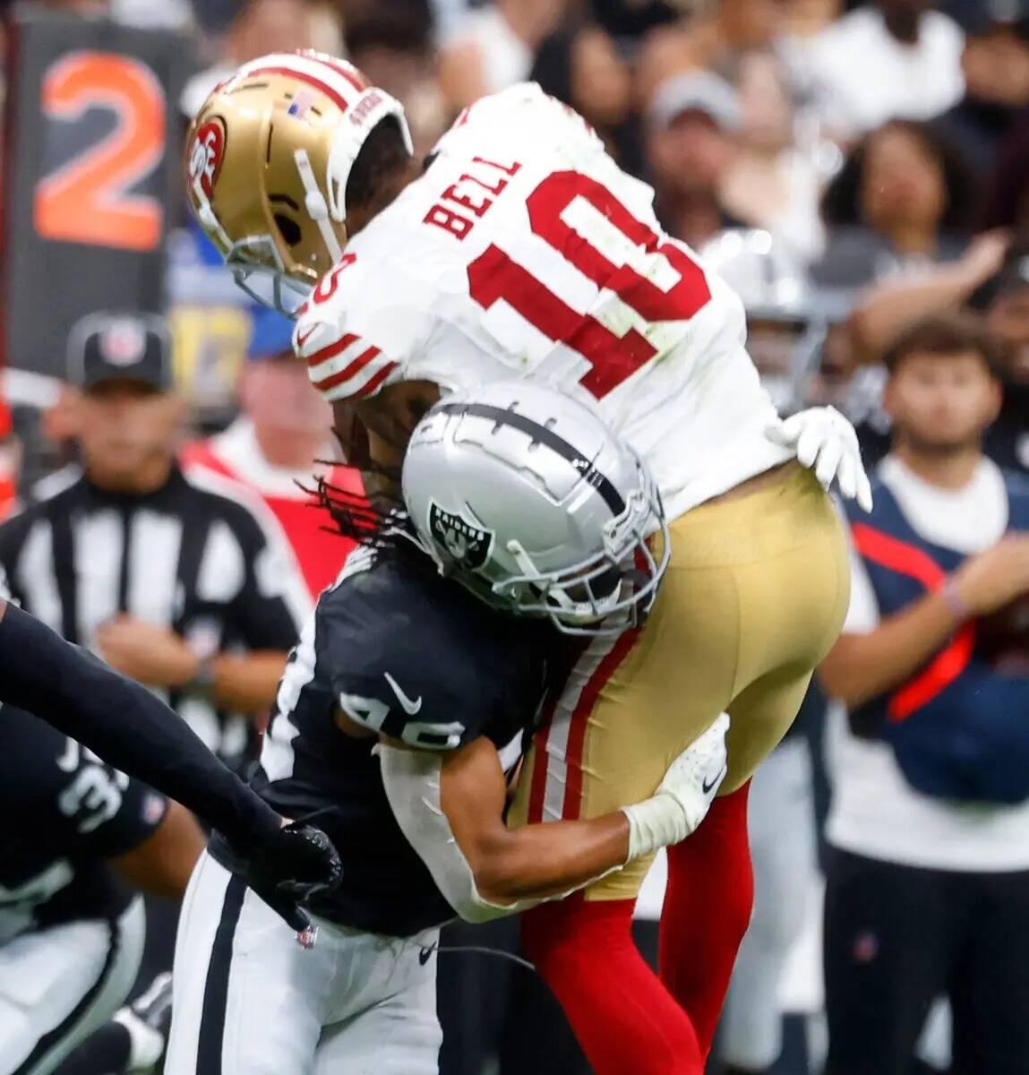 El cornerback de los Raiders Bryce Cosby (44) taclea al wide receiver de los San Francisco 49er ...