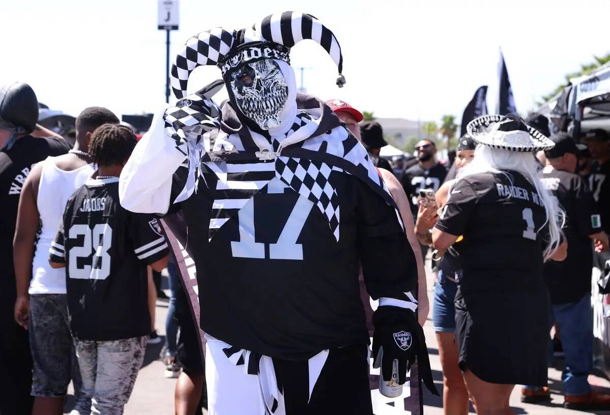 Un fan de los Raiders está listo para la acción antes del primer partido de pretemporada de l ...