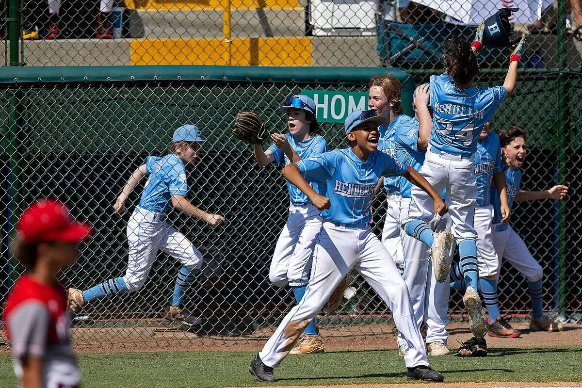 Henderson celebra después de ganar el partido final de béisbol de la Región Oeste de las Peq ...