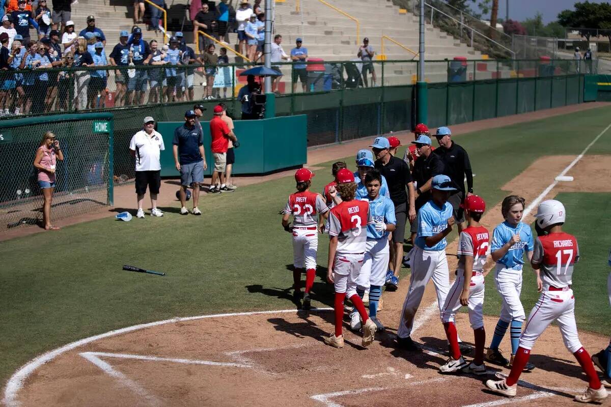 Henderson y Utah chocan los puños después del partido final de béisbol de la Región Oeste d ...