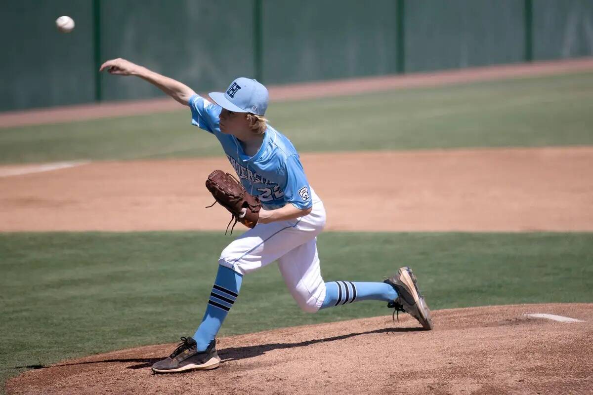 El lanzador de Henderson Nolan Gifford (22) lanza a Utah durante el partido final de béisbol d ...