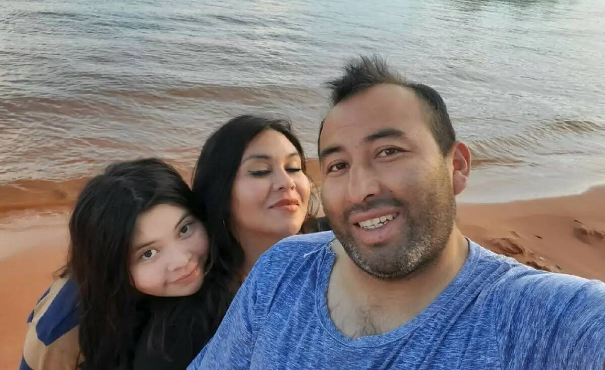 José Carlos Hernández Pérez, a la derecha, con su familia (Cortesía de la familia Hernández)