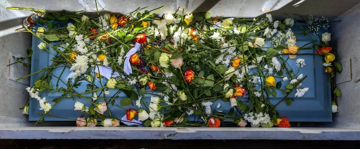 El ataúd de Ángel Naranjo es cubierto con flores y guantes blancos tras los servicios funerar ...