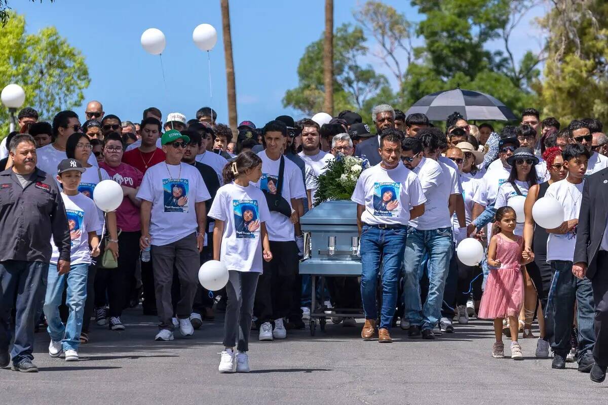 Rudolfo Naranjo, en el centro, su hijo Arley y otros llevan el ataúd de su hijo Ángel desde l ...