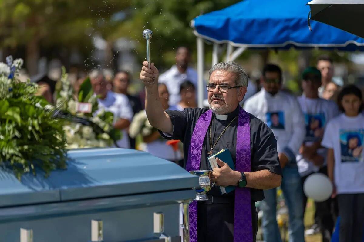 Rudolfo Naranjo, a la derecha, reza junto a miembros de su familia ante el féretro de su hijo ...