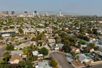 Una vista aérea de viviendas cerca de Eastern Avenue y Desert Inn road en Las Vegas, Nevada, e ...