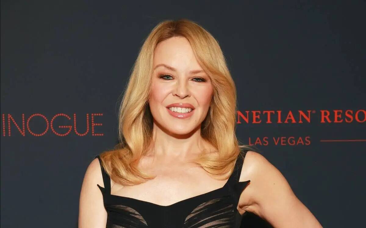 Kylie Minogue asiste a una rueda de prensa en Bar Lis el 27 de julio de 2023, en Los Ángeles. ...