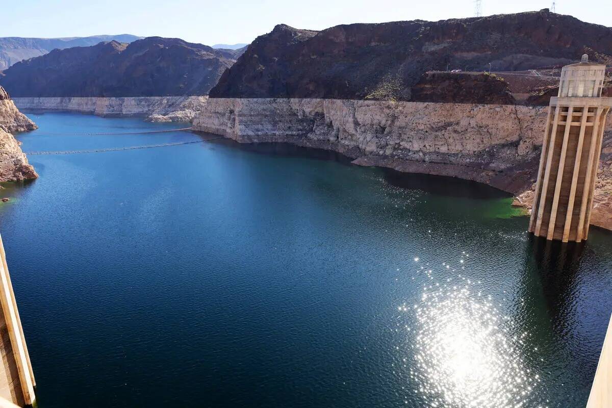 El Lago Mead y los "anillos del agua" se muestran en la Presa Hoover fuera de Boulder City el 1 ...