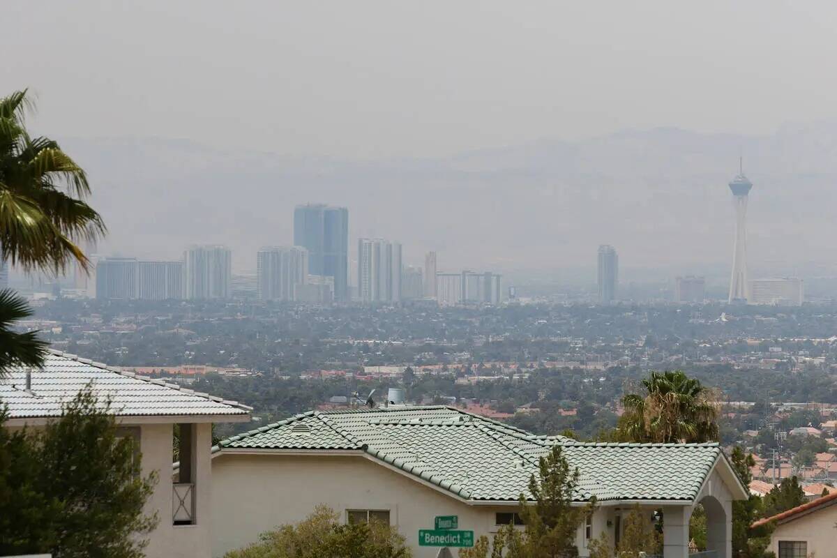 La neblina se ve desde la base de Frenchman Mountain cubriendo el valle y el centro de Las Vega ...