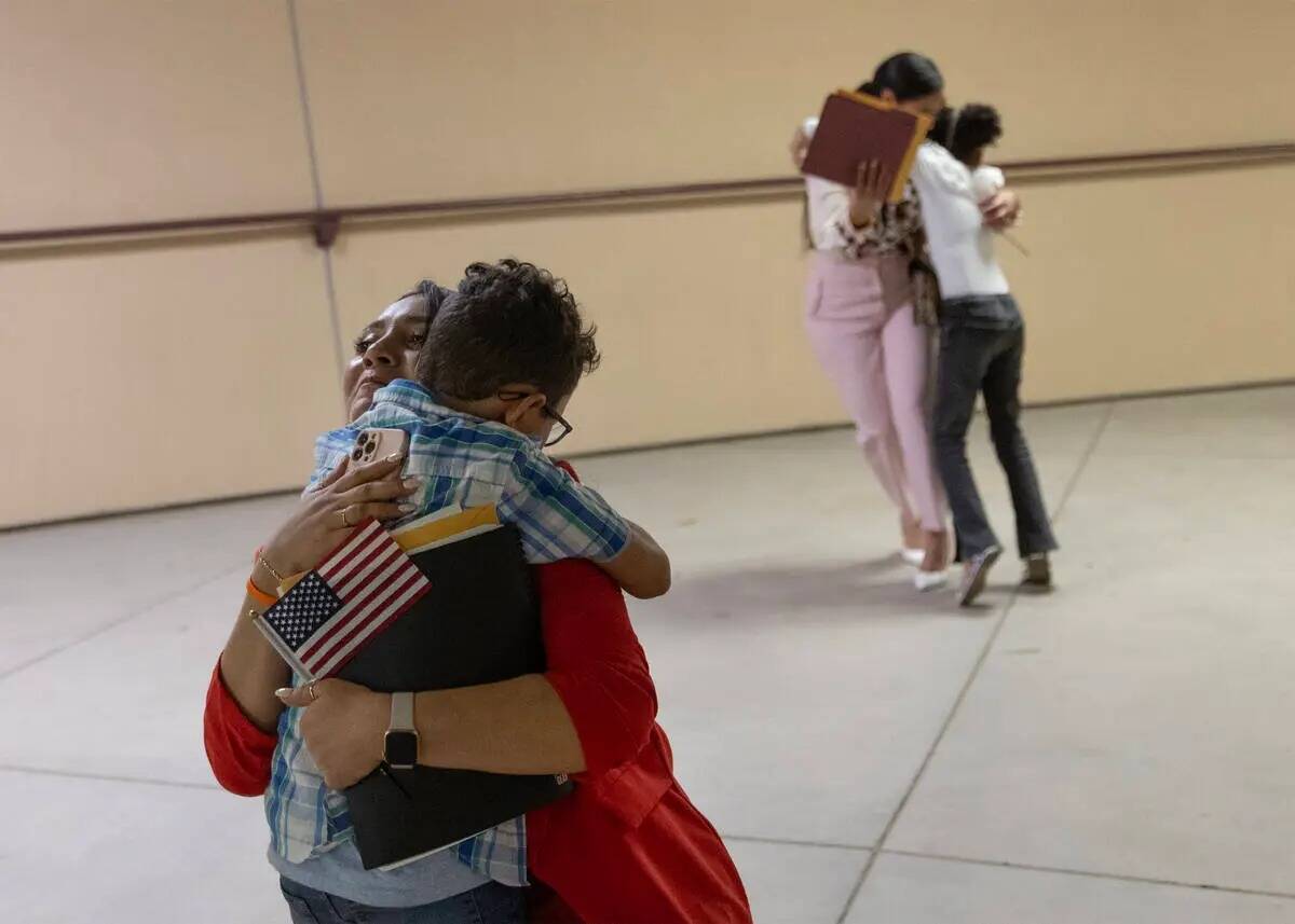 Patricia, de El Salvador, abraza a su hijo después de su ceremonia de naturalización durante ...