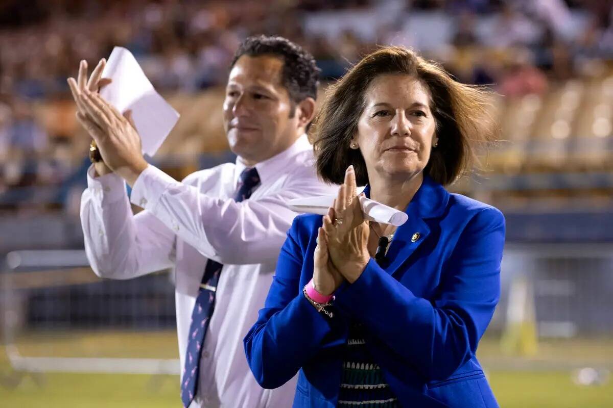 La senadora Catherine Cortez Masto, demócrata por Nevada, aplaude mientras 250 nuevos ciudadan ...
