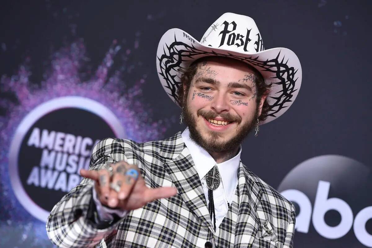 Post Malone llega a los American Music Awards en el Microsoft Theater de Los Ángeles el 24 de ...