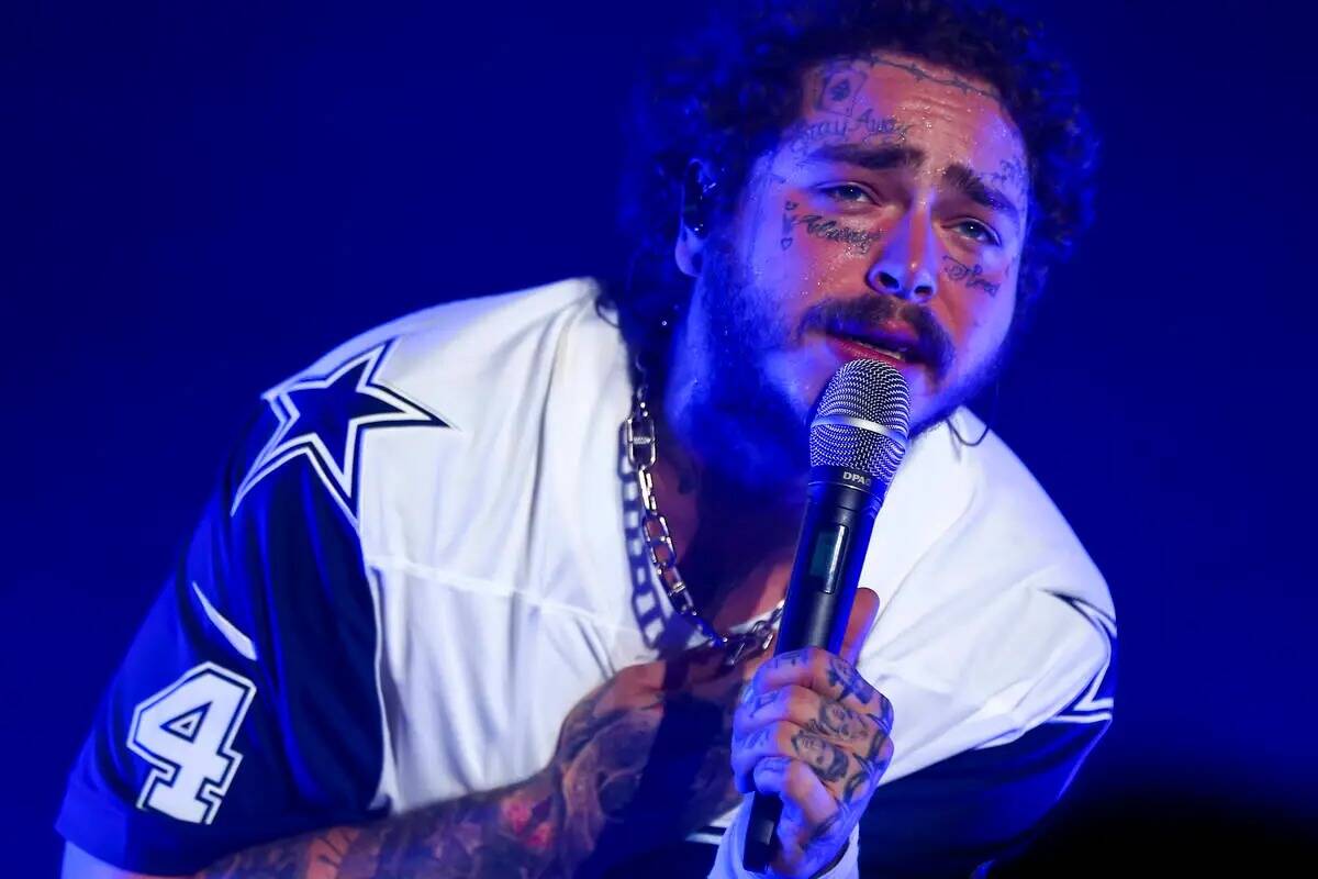 Post Malone se presenta en el escenario del centro durante el día 3 del festival Life is Beaut ...