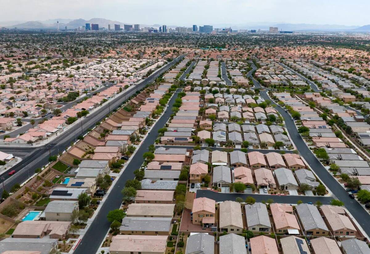 Una foto aérea muestra casas cerca de Buffalo Drive el jueves 15 de junio de 2023, en Las Vega ...
