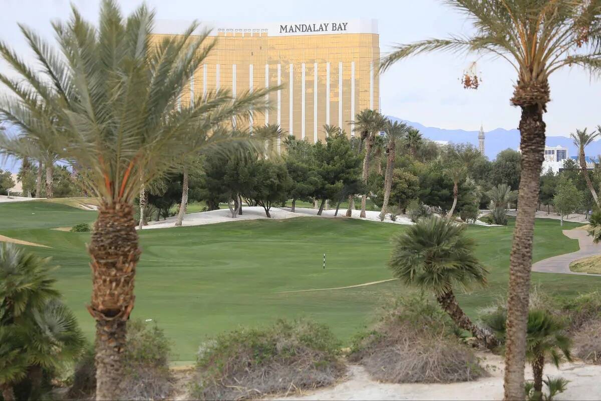 El hotel-casino Mandalay Bay se eleva sobre el club de golf Bali Hai en Las Vegas. (Las Vegas R ...
