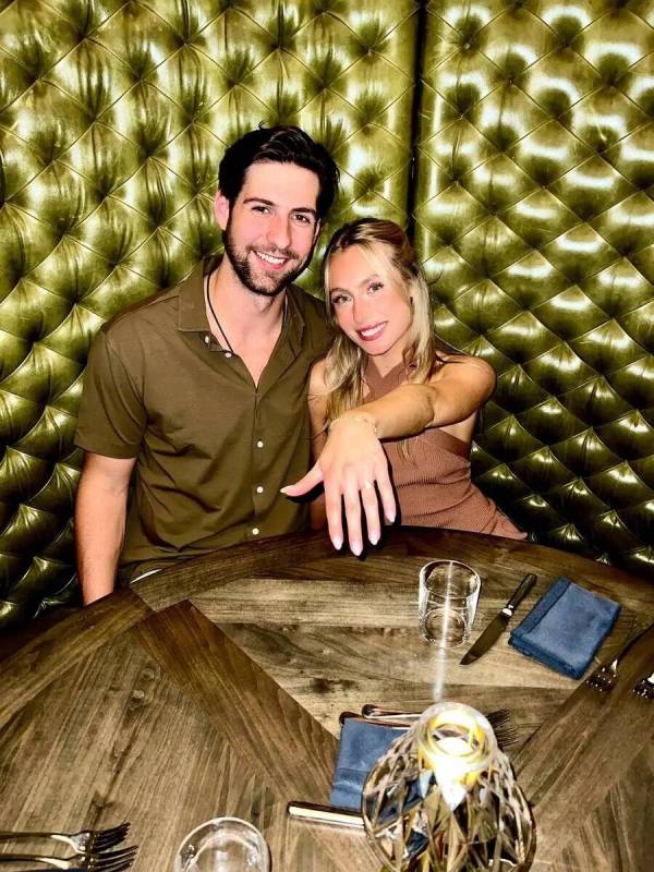 Nicolas Hague y Ally Bruder tras su compromiso en el Barry's Downtown Prime de Circa el lunes 1 ...