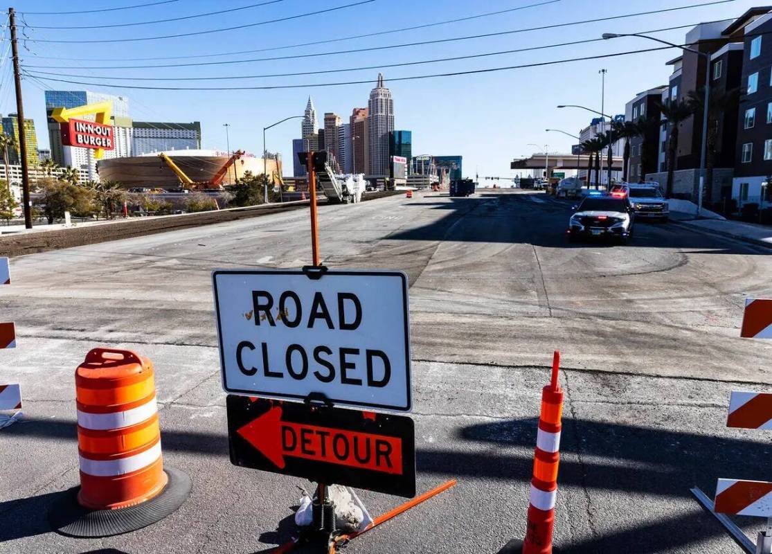 Señales de carretera cerrada y desvío se colocan en la intersección de Tropicana Avenue y De ...