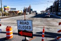 Señales de carretera cerrada y desvío se colocan en la intersección de Tropicana Avenue y De ...