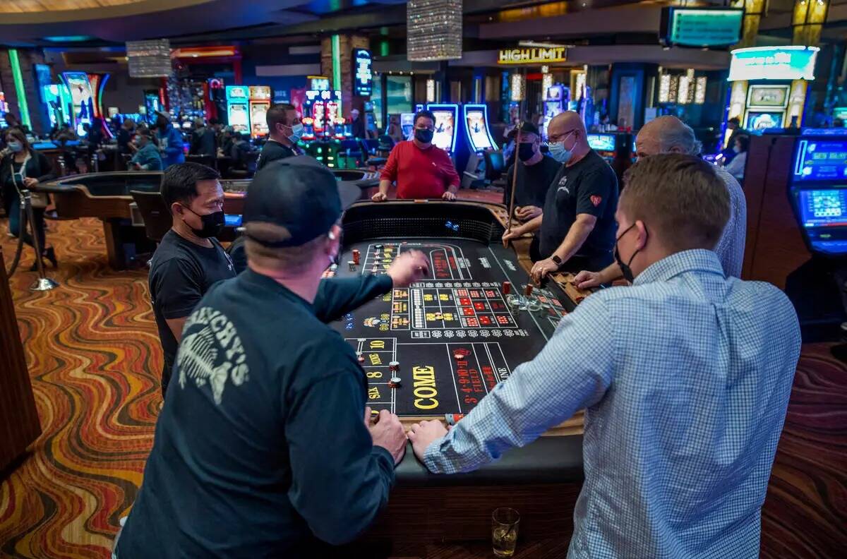 Un cliente lanza los dados durante una partida de dados en el Red Rock Casino en diciembre de 2 ...