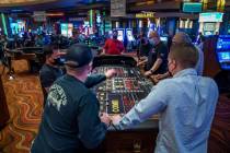 Un cliente lanza los dados durante una partida de dados en el Red Rock Casino en diciembre de 2 ...