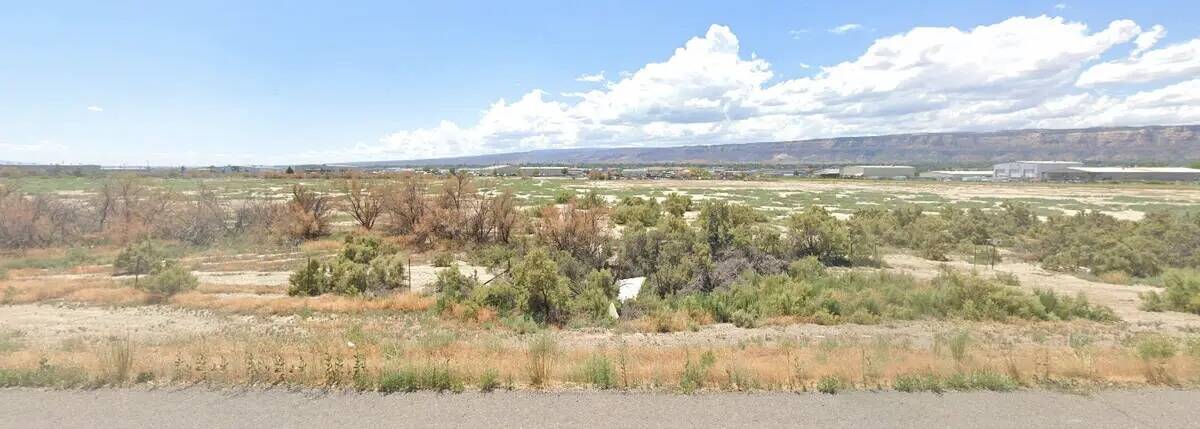 El concesionario de automóviles de Las Vegas Jim Marsh posee 42 acres de terreno junto a la in ...