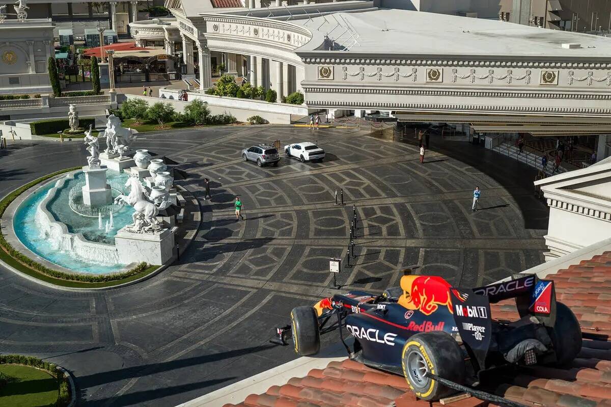 El RB7 de Oracle Red Bull Racing en lo alto de un casino en Las Vegas, Nevada, EE.UU. el 26 de ...