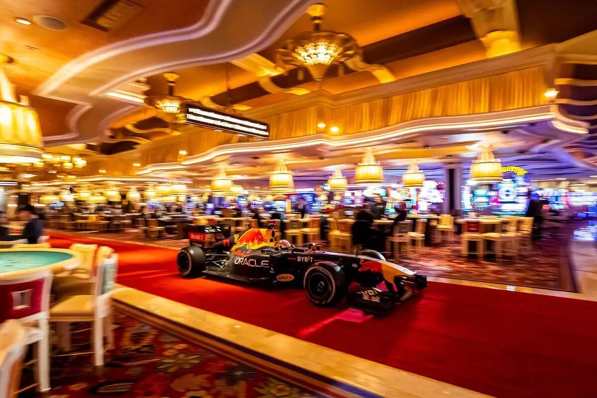 El RB7 de Oracle Red Bull Racing conduce durante ¡Vamos, Vegas! en Las Vegas, Nevada, EE.UU. e ...